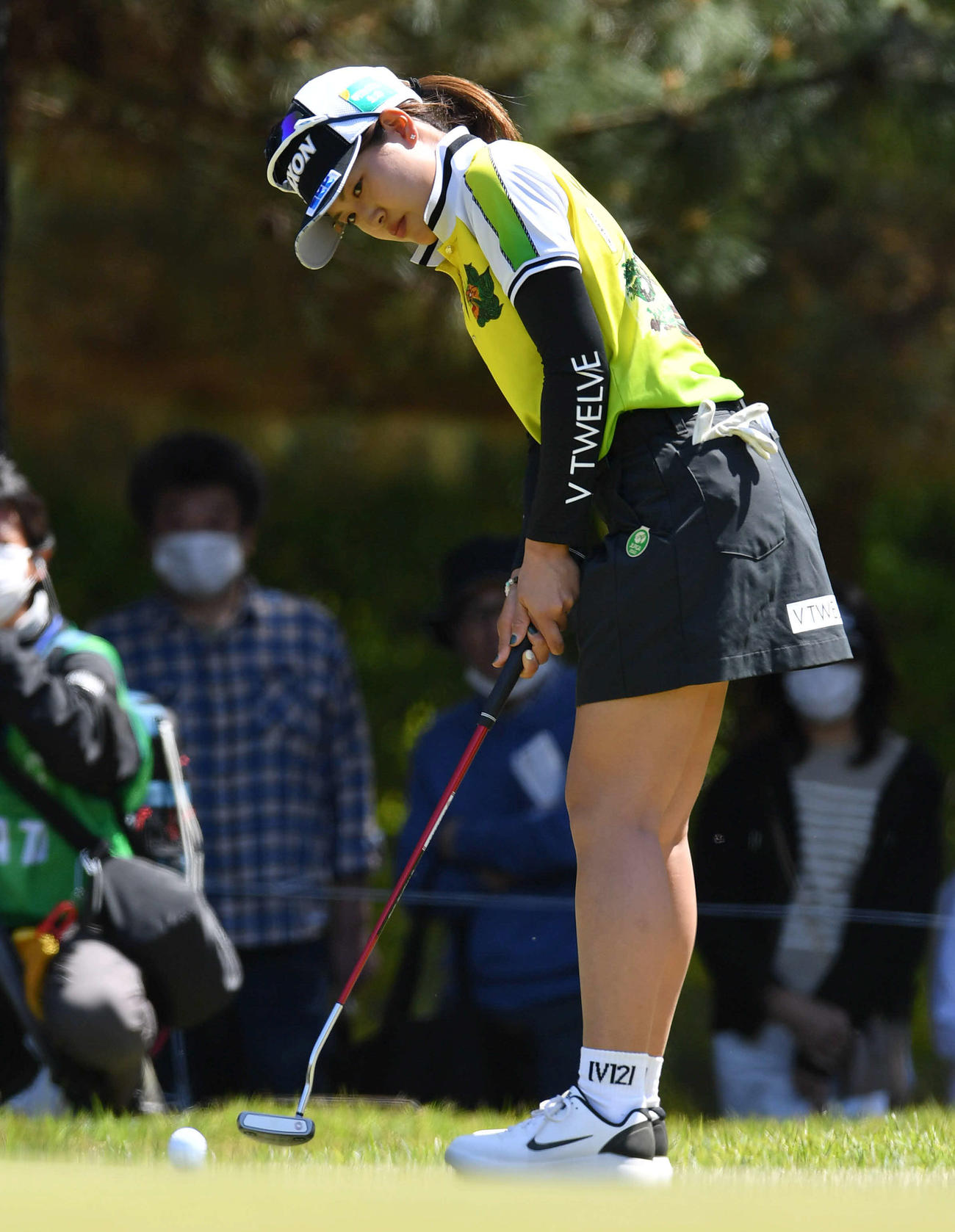 KKT杯バンテリン・レディース最終日　9番、バーディーパットを決める小倉彩愛（撮影・岩下翔太）
