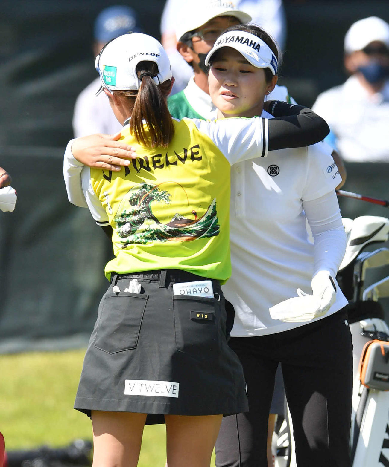 KKT杯バンテリン・レディース最終日　プレーオフ2ホール目、脱落した小倉彩愛（左）と抱き合う植竹希望（撮影・岩下翔太）