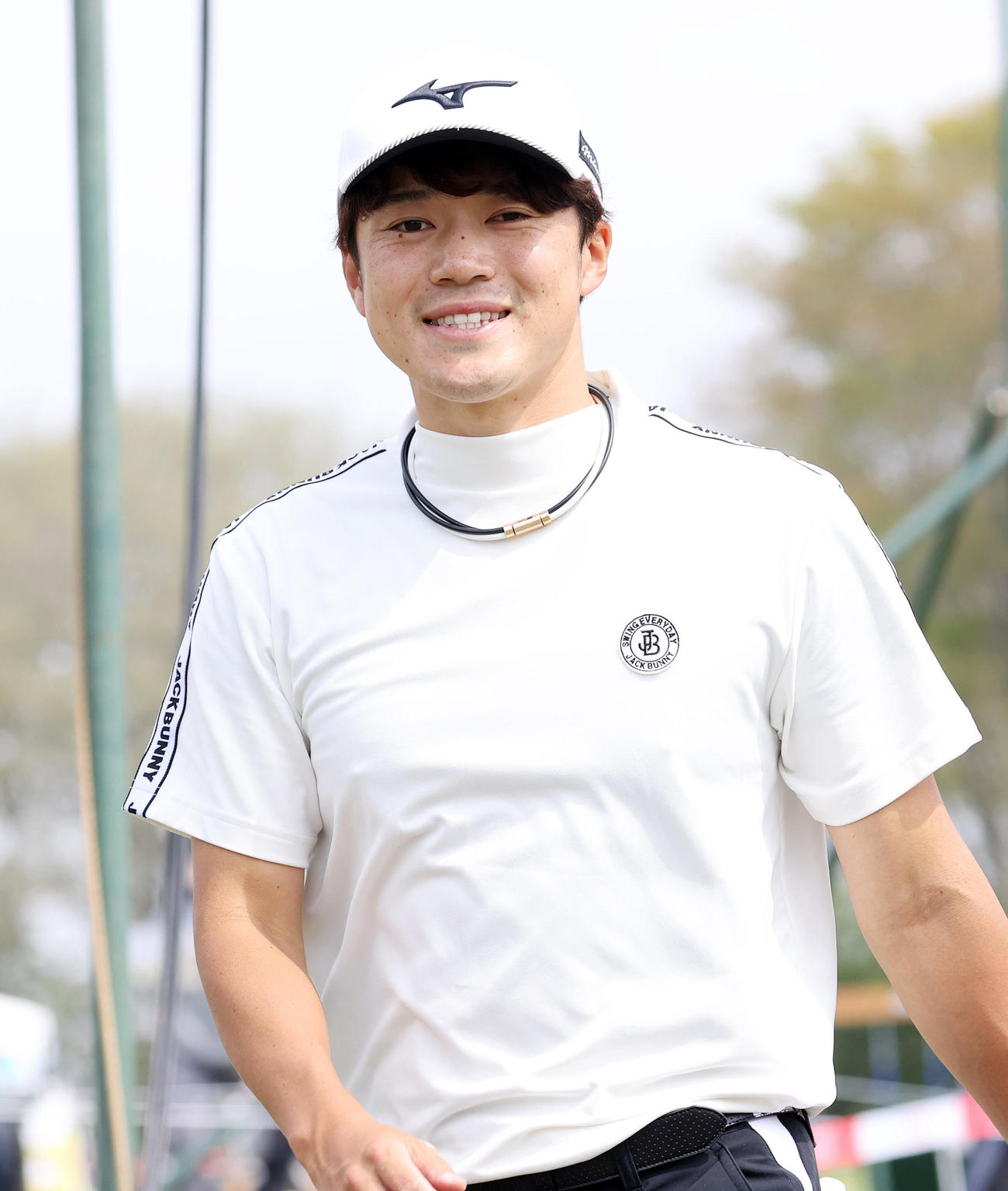 1番、ティーショット後、笑顔を見せる古川（撮影・鈴木正人）