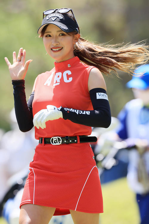5番、ティーショットを終えてを振る臼井麗香（撮影・垰建太）