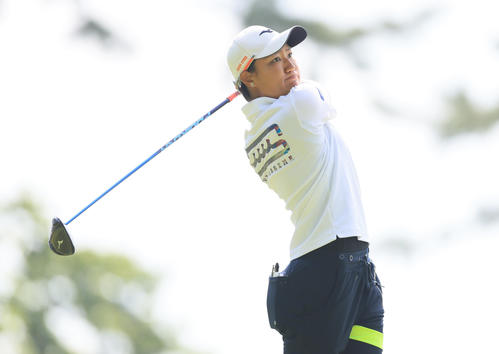 4番、ティーショットを放つ野沢（撮影・垰建太）