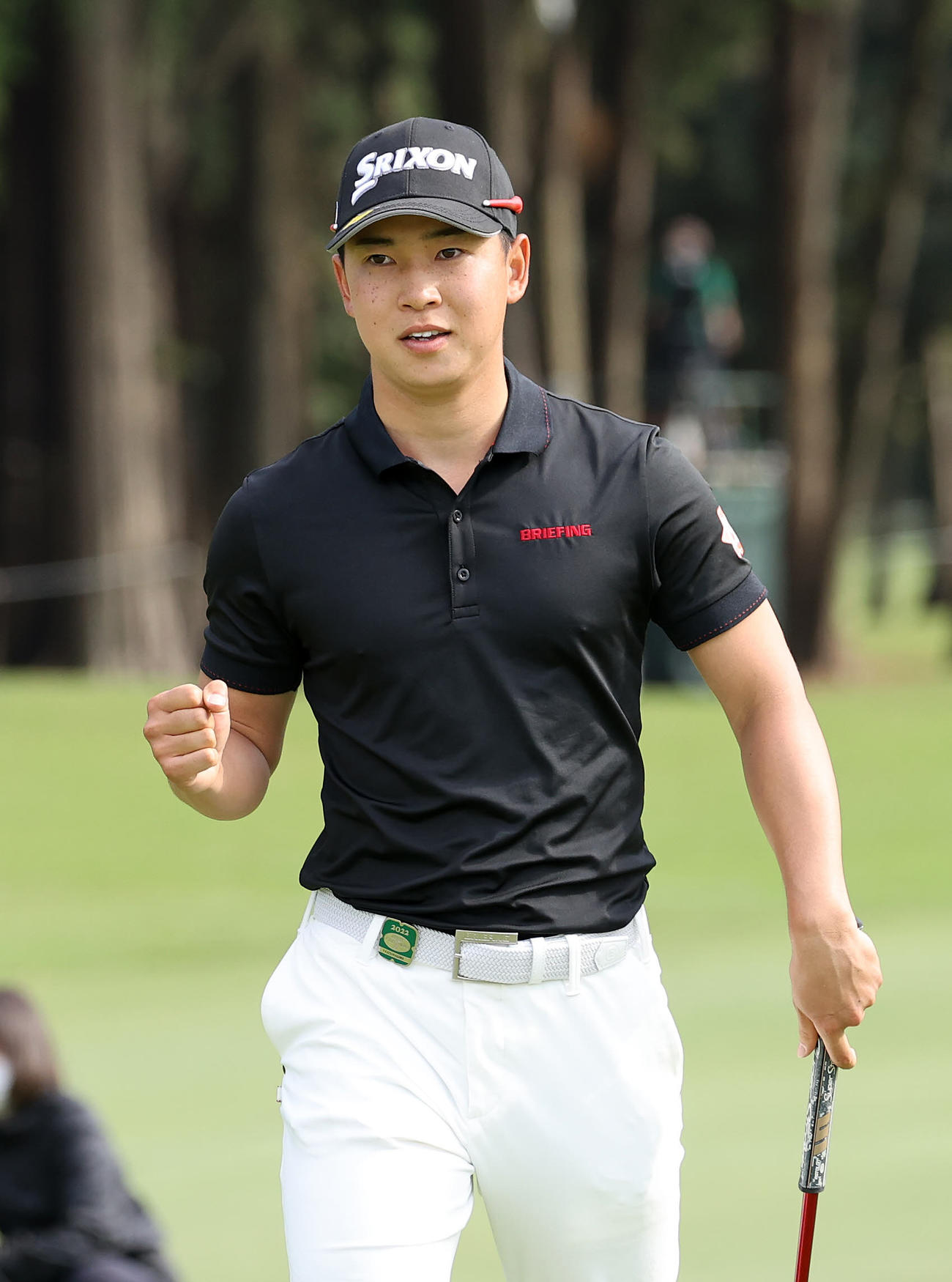 18番、バーディーパットを決めガッツポーズする桂川（撮影・鈴木正人）