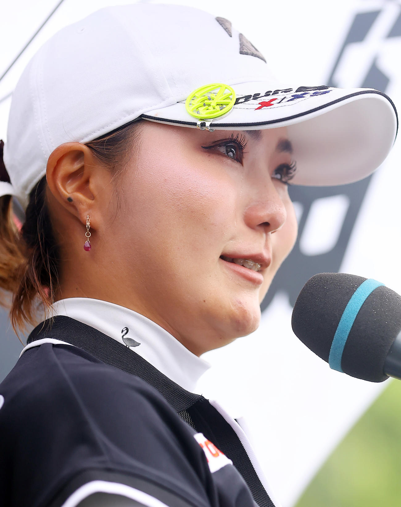 初優勝を決めインタビューで涙を流す高橋（撮影・垰建太）