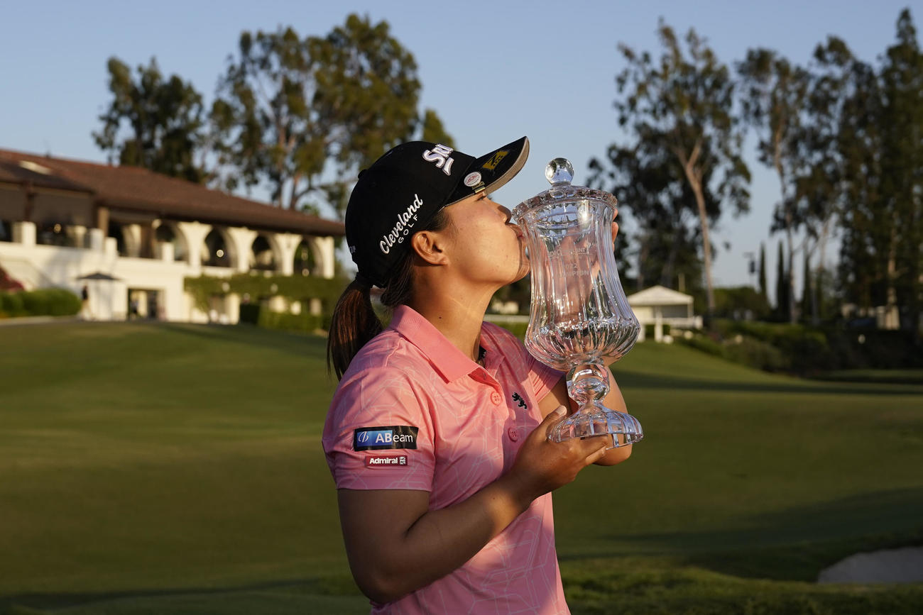 優勝トロフィーにキスをする畑岡奈紗（AP）