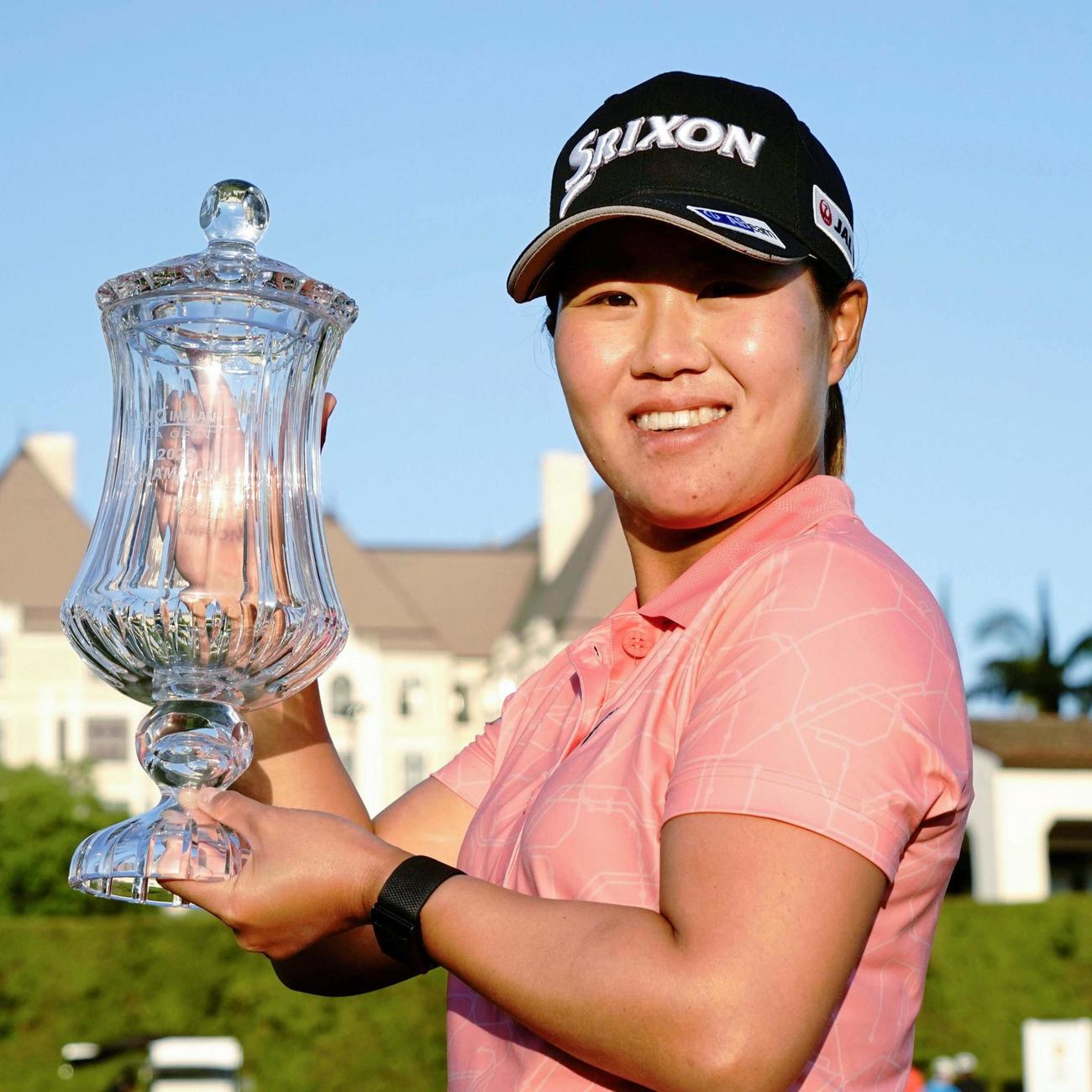 米女子ゴルフのDIOインプラントLAオープンで今季初優勝を飾り、トロフィーを手に笑顔の畑岡奈紗（共同）