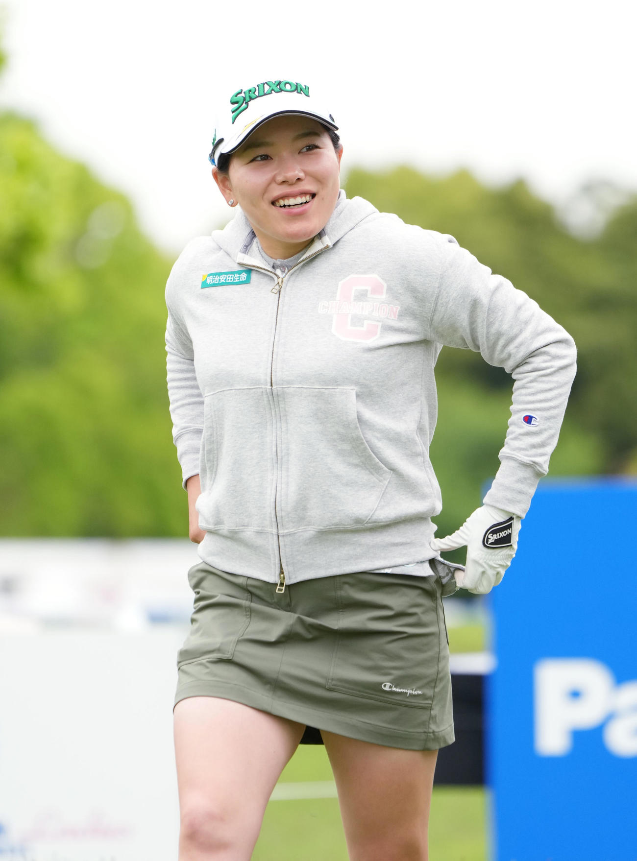 パナソニックオープンのプロアマに参加し、笑顔でラウンドする勝（撮影・菅敏）