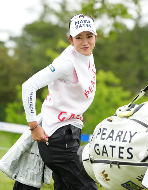 パナソニックオープンのプロアマに参加し、笑顔でラウンドする原（撮影・菅敏）