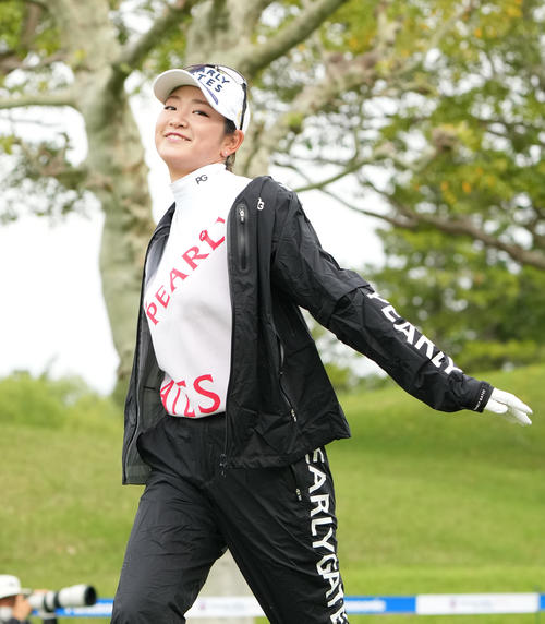 パナソニックオープンのプロアマに参加し、笑顔でラウンドする原（撮影・菅敏）