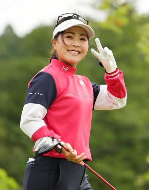 パナソニックオープンのプロアマに参加し、笑顔でラウンドする青木（撮影・菅敏）