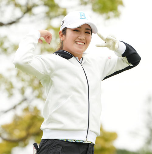 パナソニックオープンのプロアマに参加し、笑顔でラウンドする稲見（撮影・菅敏）
