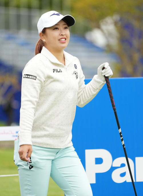 パナソニックオープンのプロアマに参加し、ラウンドする西郷（撮影・菅敏）