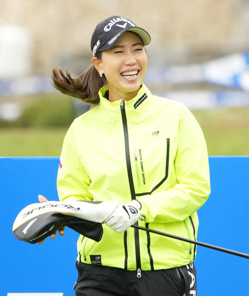 パナソニックオープンのプロアマに参加し、笑顔でラウンドする上田（撮影・菅敏）