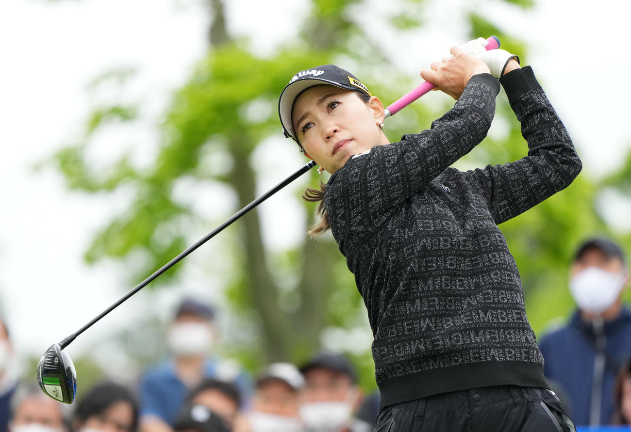 1番、ティーショットを放つ上田（撮影・菅敏）