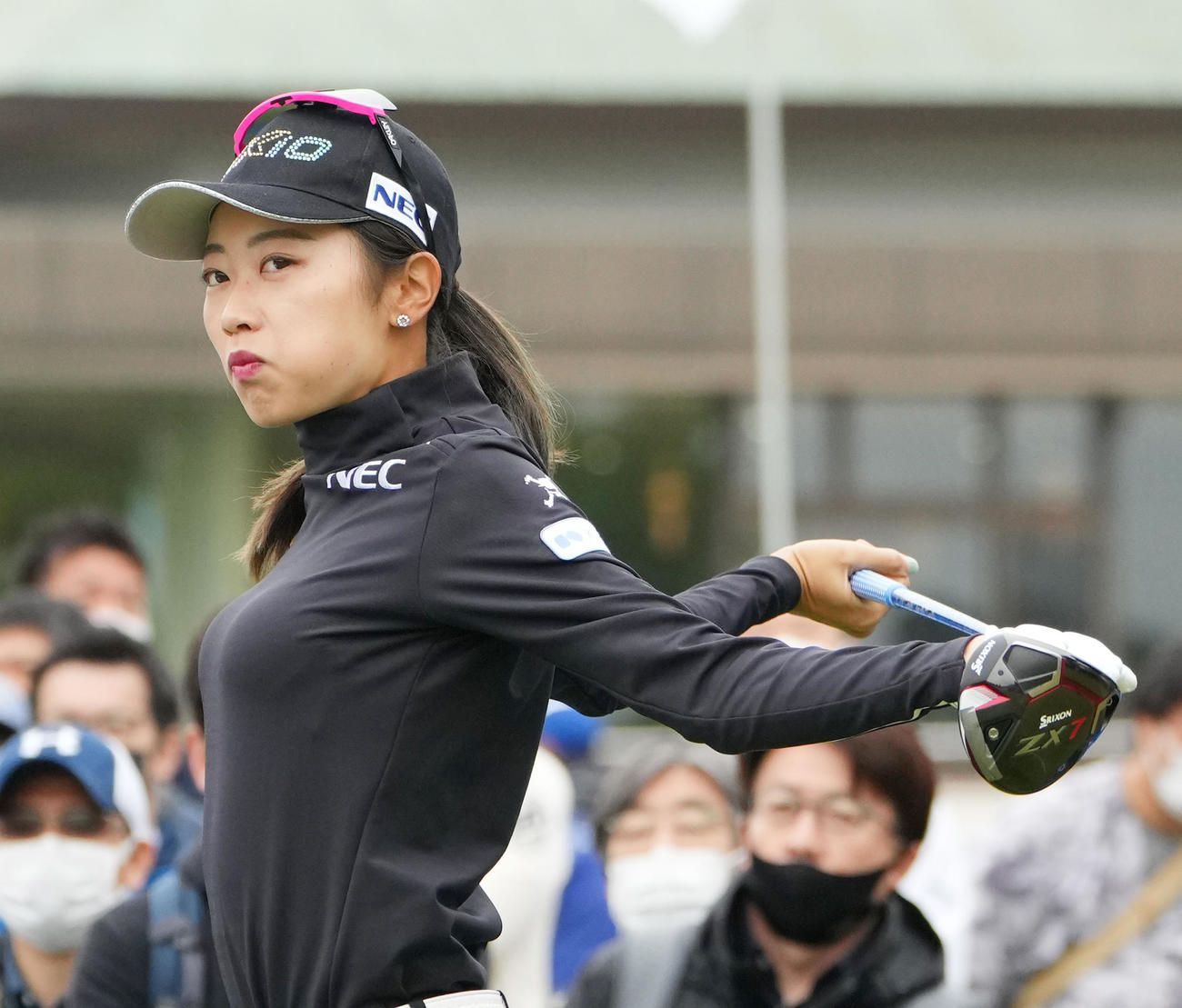 1番、ティーショットを前にストレッチをする安田（撮影・菅敏）
