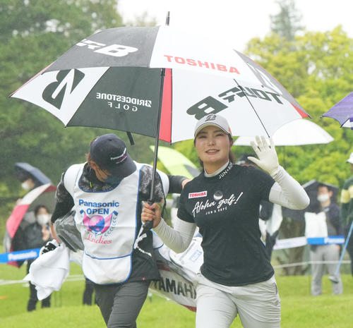 雨の中、笑顔でラウンドする高橋（撮影・菅敏）