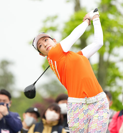 1番、ティーショットを放つ原（撮影・菅敏）