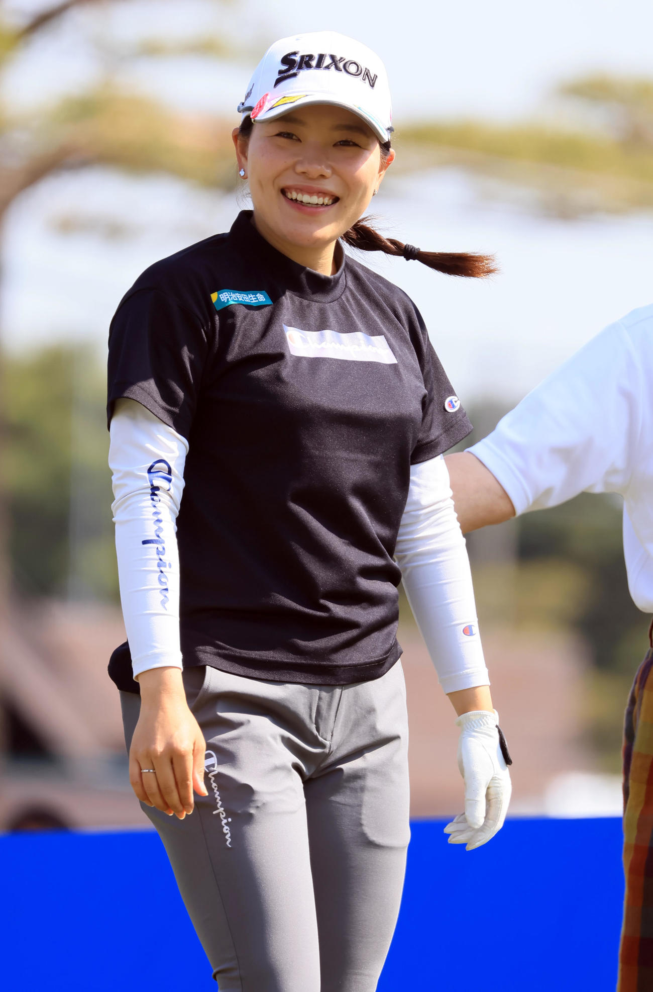 10番、ティーショットを放ち笑顔の勝（撮影・浅見桂子）