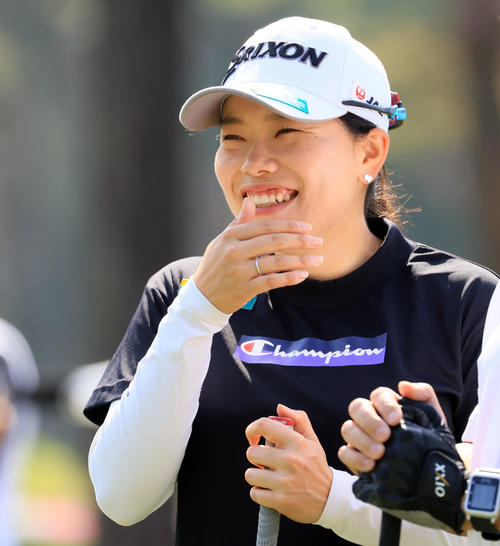 10番、ティーショット前、笑顔の勝（撮影・浅見桂子）