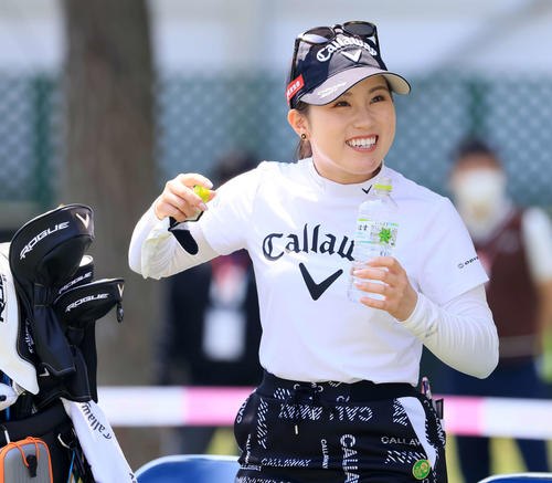 10番、ドリンクを飲みながら笑顔を見せる西村（撮影・浅見桂子）