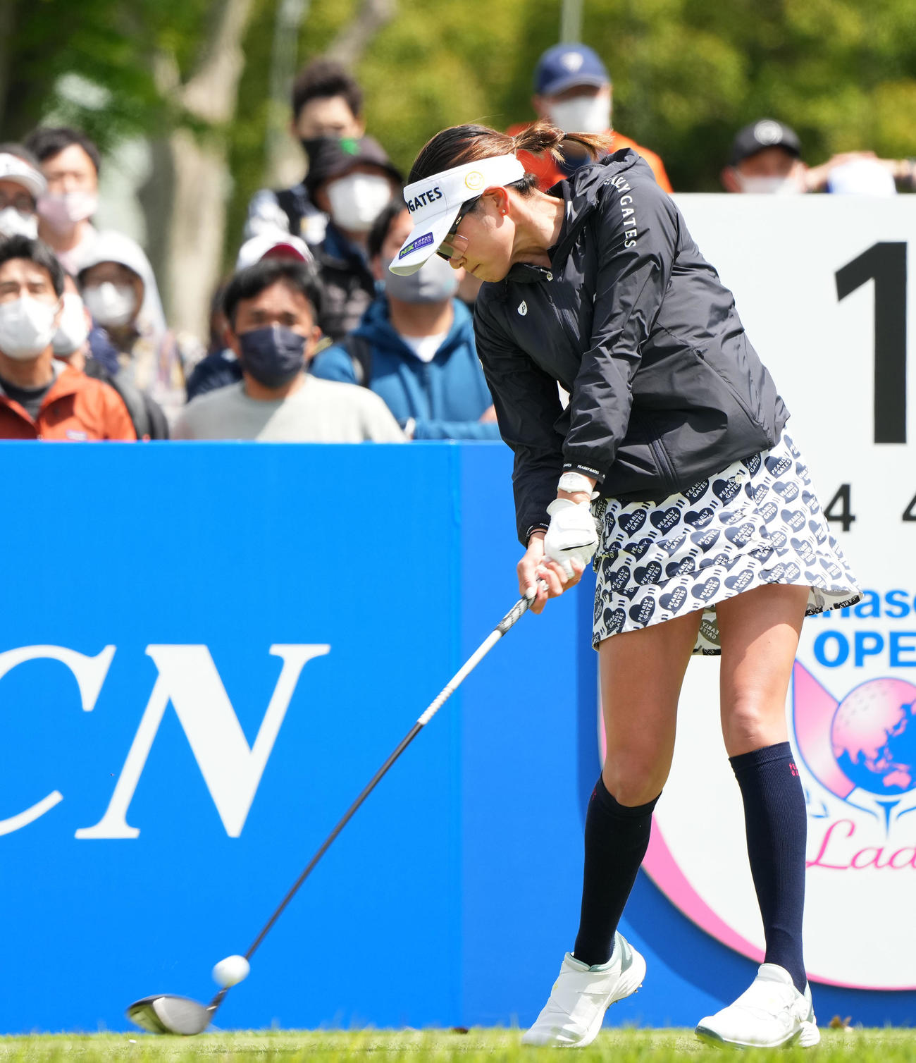 1番、ティーショットを放つ原（撮影・菅敏）