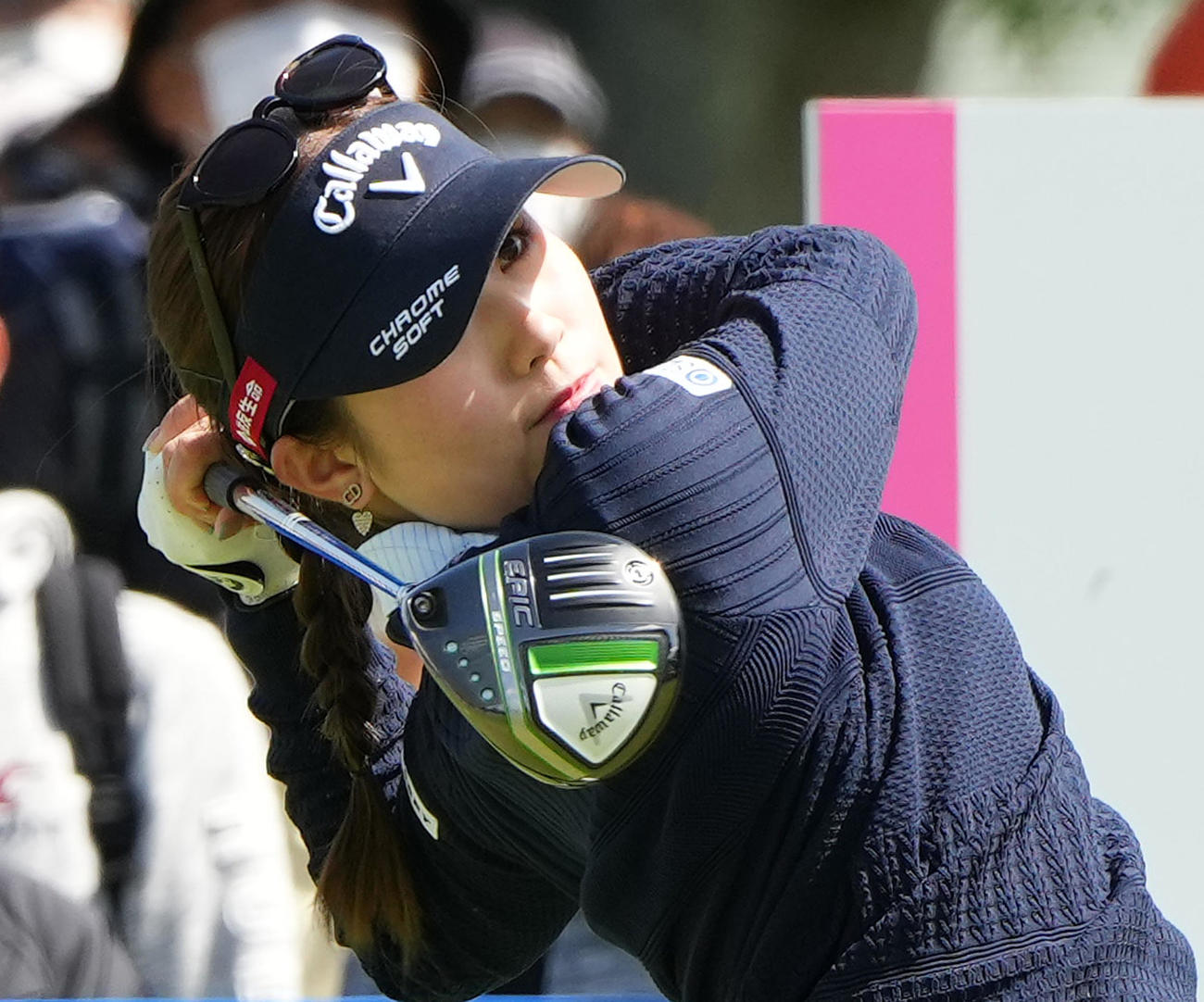 1番、ティーショットを放つ西村（撮影・菅敏）