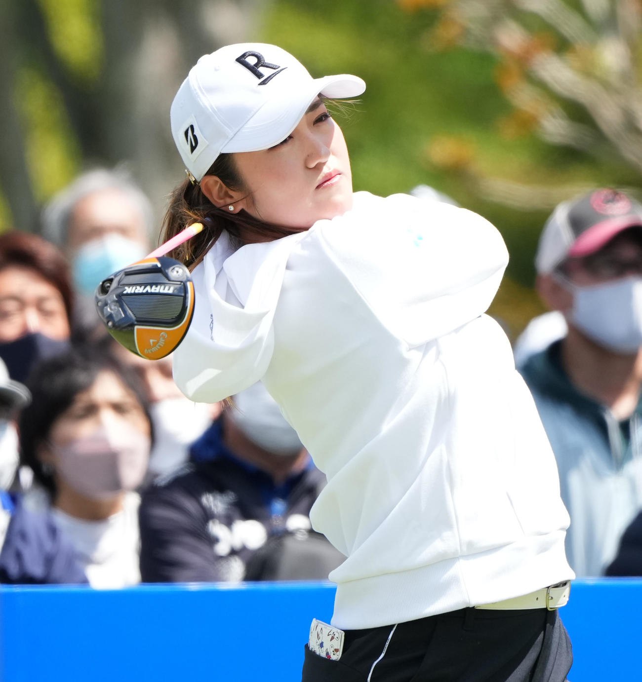 1番、ティーショットを放つ稲見（撮影・菅敏）
