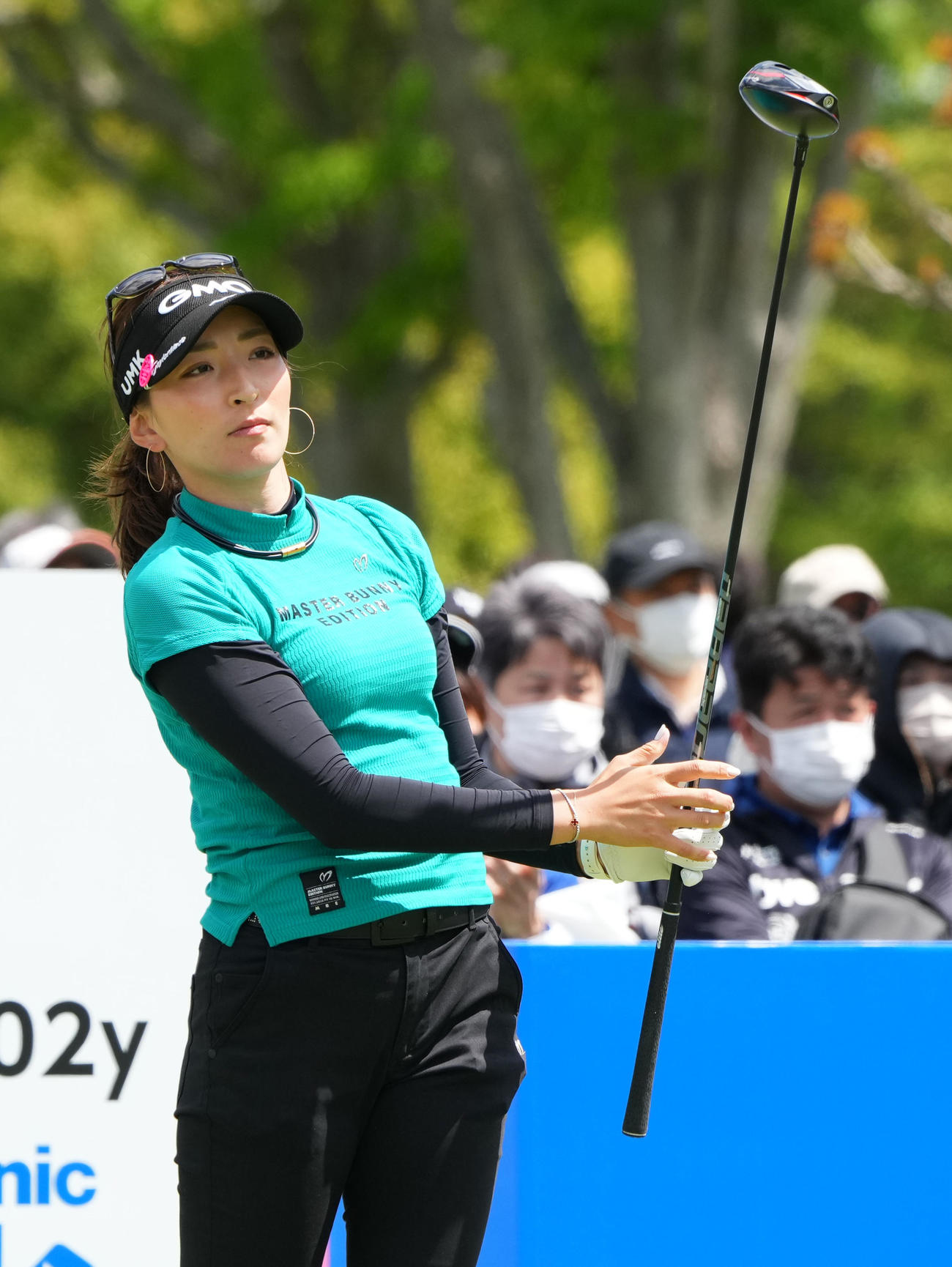 1番、ティーショットを放つ脇元（撮影・菅敏）