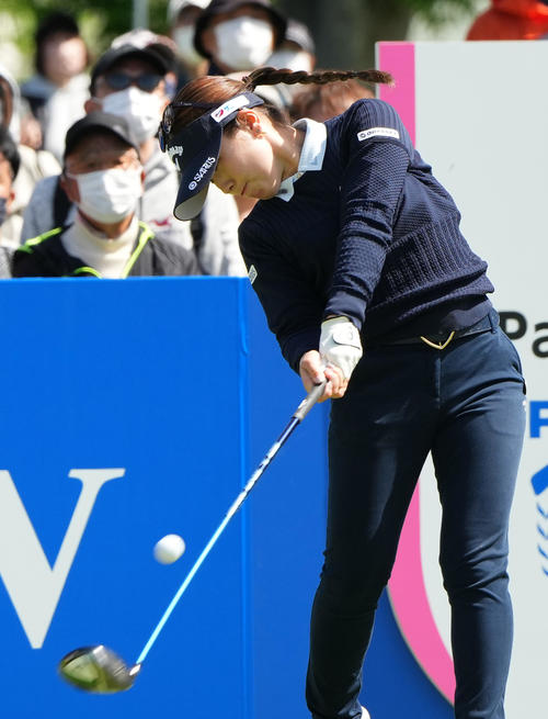 1番、ティーショットを放つ西村（撮影・菅敏）