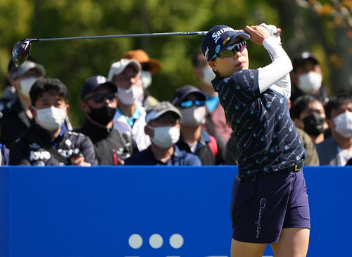 1番、ティーショットを放つ勝（撮影・菅敏）