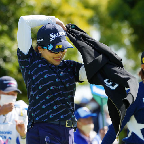 1番、ティーショットを放ち、笑顔でコースに入る勝（撮影・菅敏）