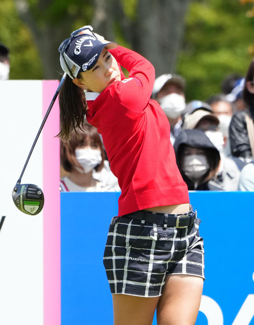 1番、ティーショットを放つ上田（撮影・菅敏）
