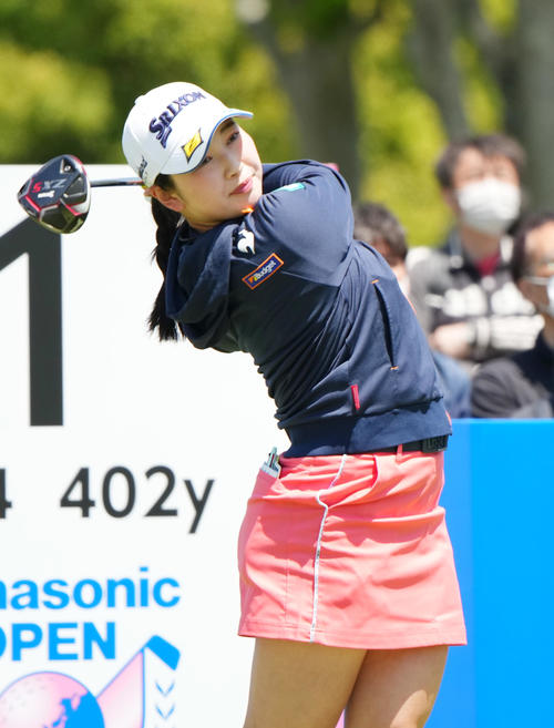 1番、ティーショットを放つ小祝（撮影・菅敏）