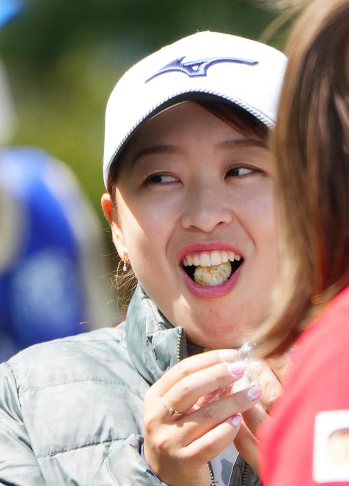 9番を前におにぎりを食べる西郷（撮影・菅敏）