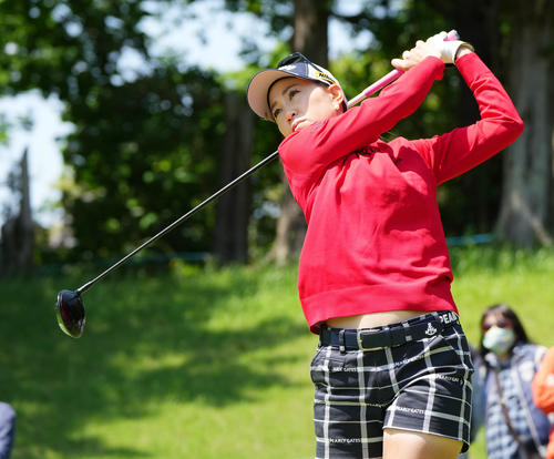 8番、ティーショットを放つ上田（撮影・菅敏）