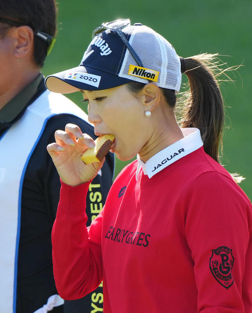 14番、カステラを食べながら2打目に向かう上田（撮影・菅敏）