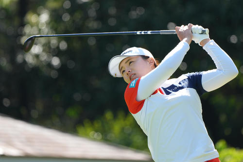 13番、ティーショットを放つ永峰（撮影・菅敏）