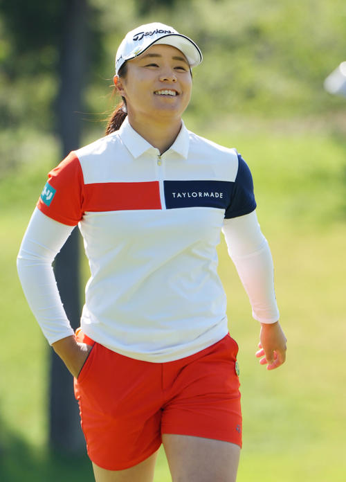 笑顔でラウンドする永峰（撮影・菅敏）