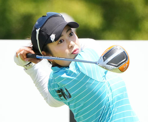 1番、ティーショットを放つ天本（撮影・菅敏）