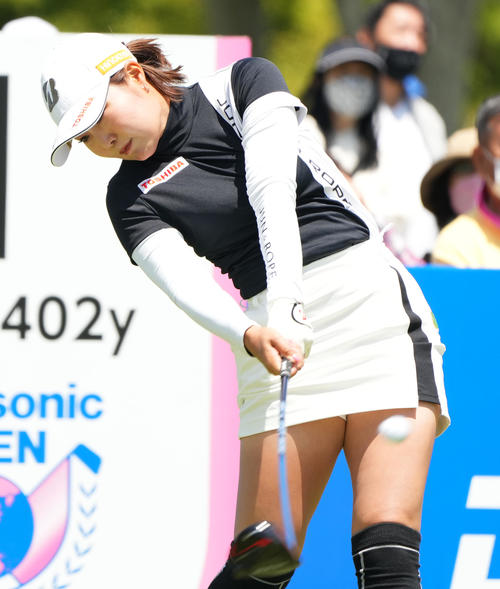 1番、ティーショットを放つ高橋（撮影・菅敏）