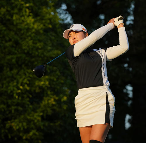 18番、ティーショットを放つ高橋（撮影・菅敏）