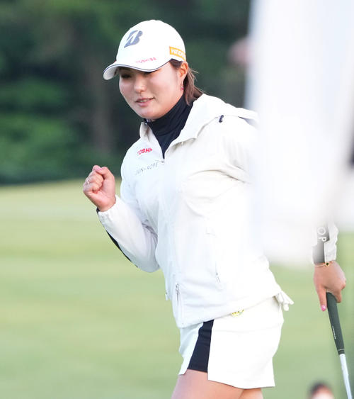 18番、バーディーパットを決め、ガッツポーズを見せる高橋（撮影・菅敏）