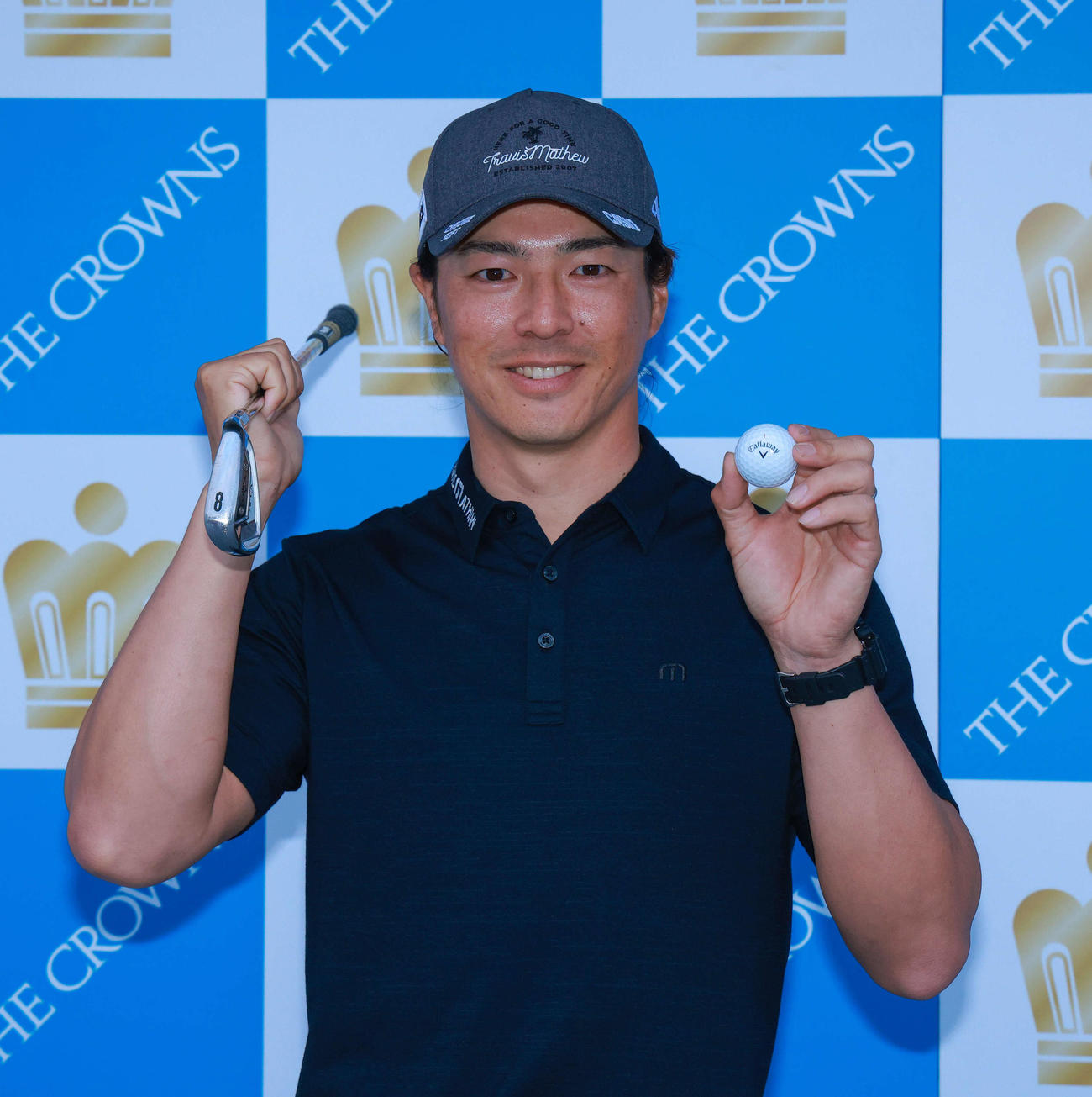 7番、ホールインワンを達成した石川遼はクラブとボールを手に笑顔を見せる（大会広報提供）