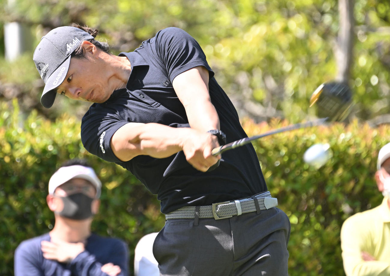 10番、ティーショットを放つ石川（撮影・前岡正明）