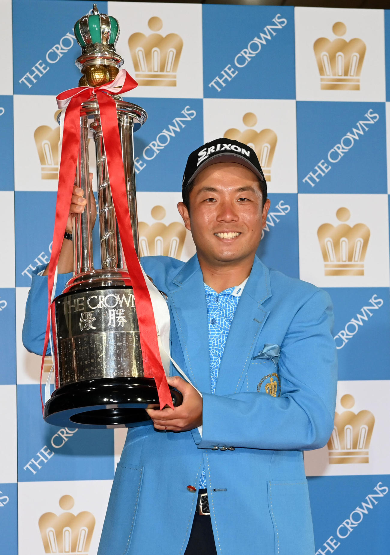 通算16アンダーで優勝、トロフィーを手に笑顔を見せる稲森（撮影・前岡正明）
