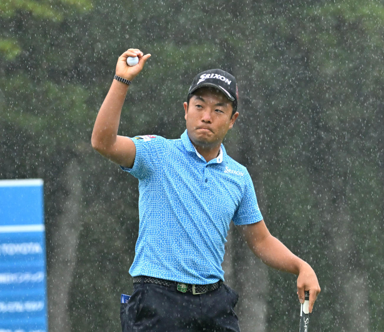 18番、パーパットを決め優勝、ギャラリーの声援に応える稲森（撮影・前岡正明）