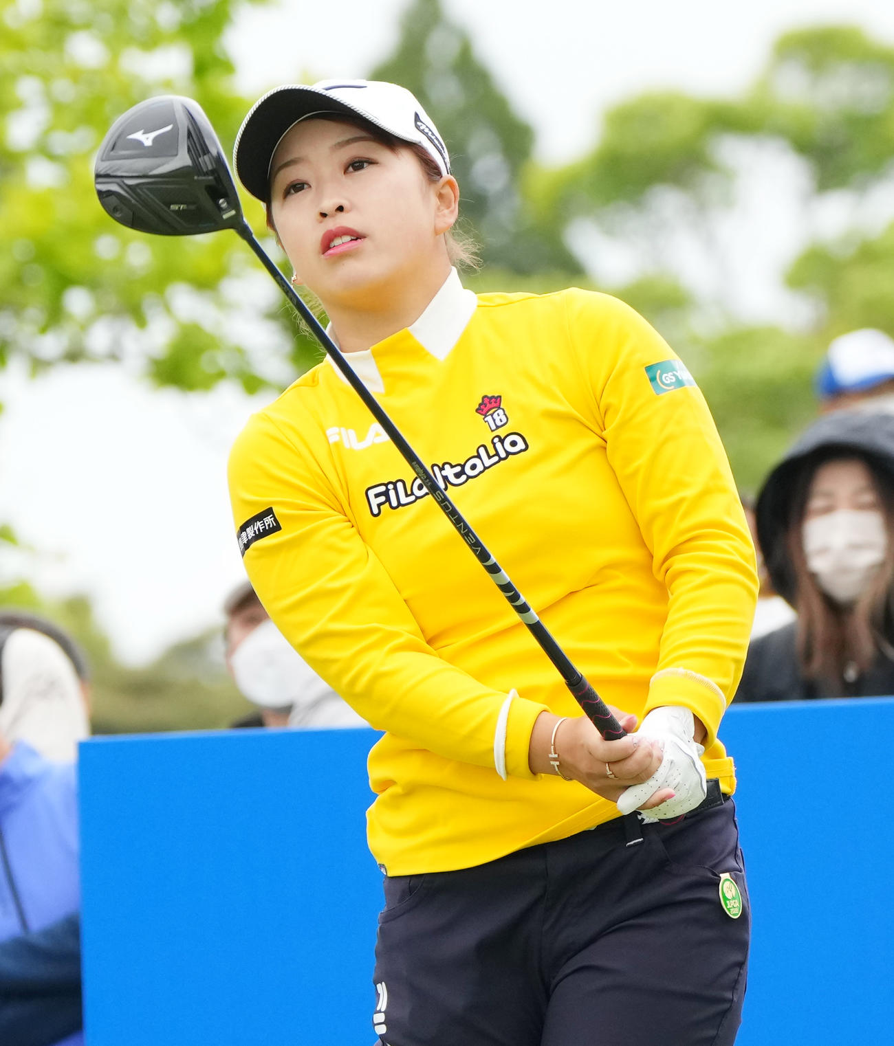 1番、ティーショットを放つ西郷（撮影・菅敏）