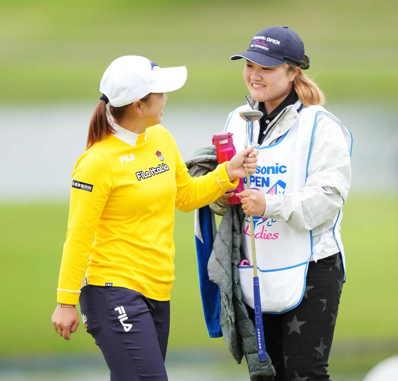 パナソニックオープンで優勝した西郷（左）を祝福する河野キャディー（撮影・菅敏）