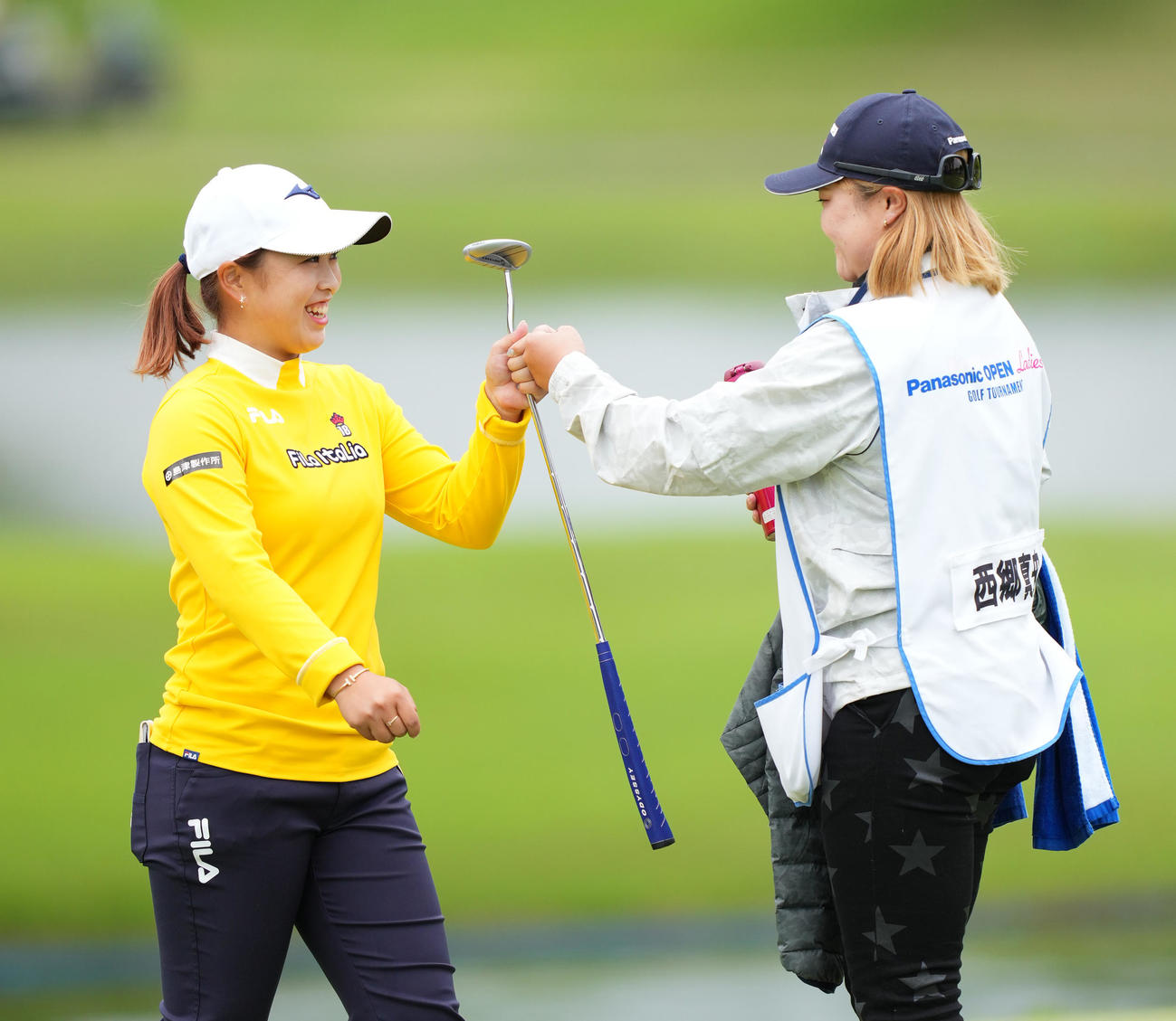 パナソニックオープンで優勝し、河野キャディー（右）とグータッチをする西郷（撮影・菅敏）