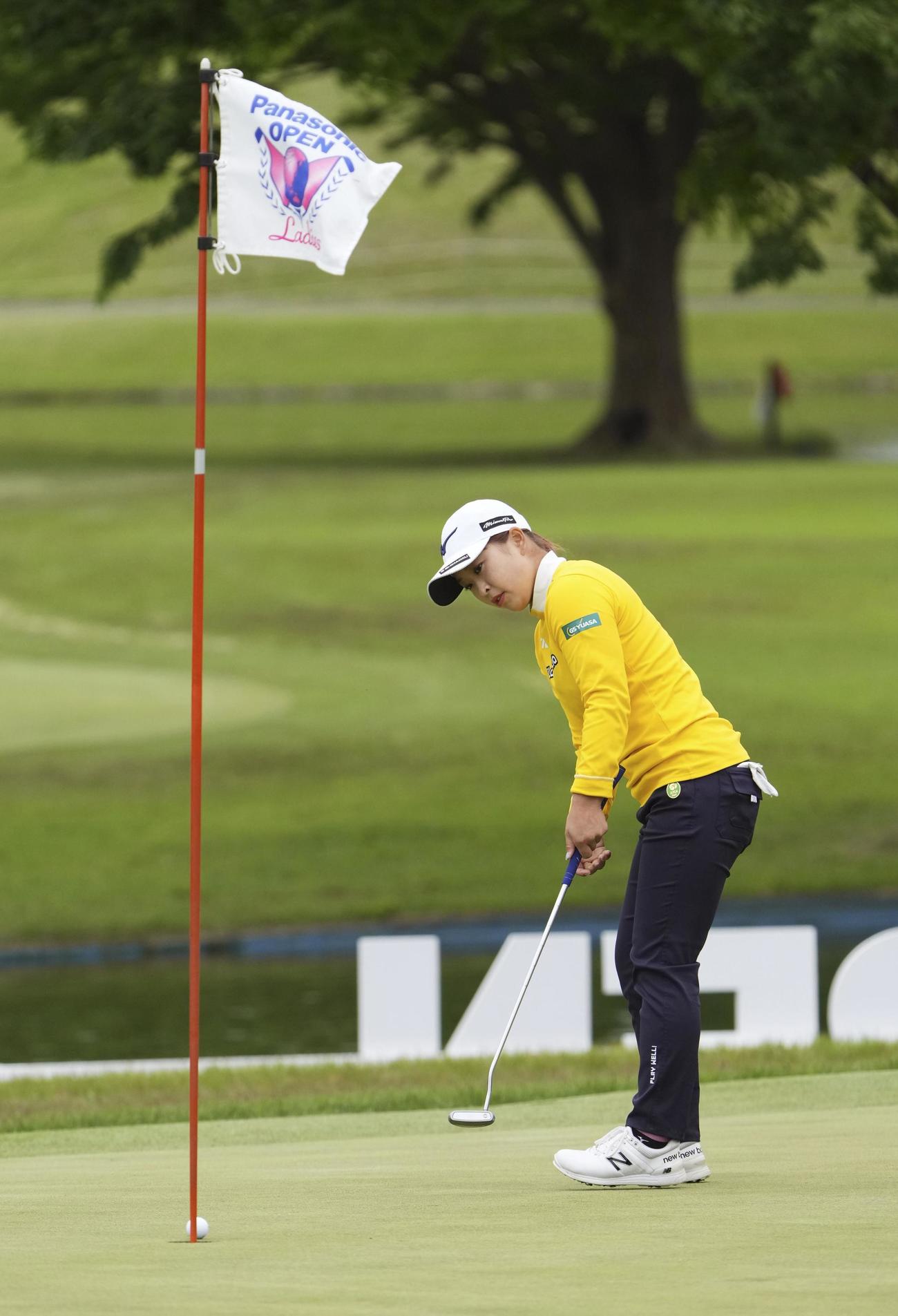 最終日、18番でウイニングパットを決める西郷真央。通算10アンダーで優勝（共同）