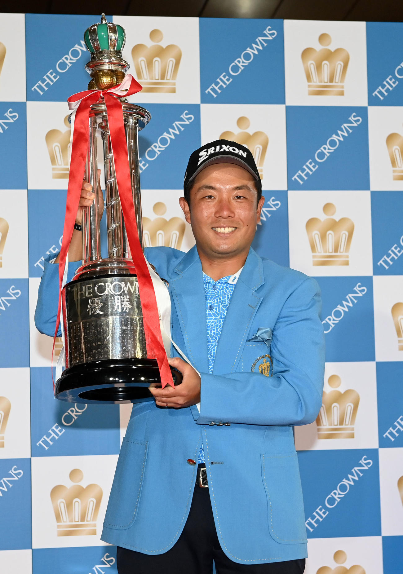 通算16アンダーで優勝、王冠トロフィーを手に笑顔を見せる稲森（撮影・前岡正明）